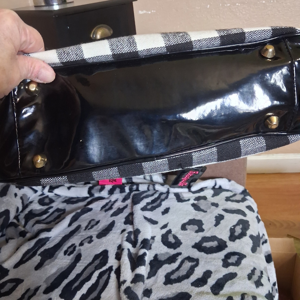 Brand New Betseyville Black & White Gingham Satchel with Pink Floral Embroidery - Picture 4 of 6